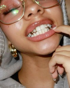 Pretty Teeth, Grillz Teeth, Dope Jewelry Accessories, Grills Teeth, Tooth Gem, Gold Teeth, Teeth Jewelry, Dope Jewelry, Funky Jewelry