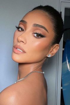 Bridesmaid Makeup Medium Skin, Simple Fierce Make Up Look, Prom Nails Acrylic 2023, Make Up For Olive Skin And Brown Eyes, Cool Toned Bridal Makeup, Kim K Makeup Looks, Wing Liner Makeup, Bride Makeup Brown Eyes Brunettes, Smokey Liner Makeup