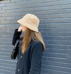 Tan Teddy Bucket Hat avec poche intégrée brevetée pour contenir tous les jours des articles essentiels, tels que: cartes de crédit, espèces, clés, pièces d'identité, baume à lèvres, mouchoirs en papier et même masques faciaux. Faites passer votre mode automnale au niveau supérieur avec les NOUVEAUX styles de chapeaux de seau Handy Hat! Adjustable Winter Bucket Hat For Everyday Use, Winter Bucket Hat For Everyday Use, Bucket Hat Fashion, Bucket Hat Outfit, Bucket Hat Style, Ootd Winter, Winter Hats For Women, Winter Trends, Christmas Gifts For Her