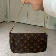 Pre-Owned. Date Code Number Indicates It Was Made In France In 1997 (Ar0947). Small Louis Vuitton Purse, Louis Vuitton Pochette Accessories, Louis Bag, Pochette Accessories, Louis Vuitton Purse, Bags Louis Vuitton, Code Number, Louis Vuitton Pochette, Louis Vuitton Shoulder Bag