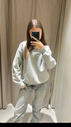 Sweater And Jeans Outfit, Sweat Gris, Outfit Simple, Capsule Outfits, Outfit Jeans, Grey Outfit, Cute Everyday Outfits