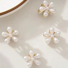 4 Pcs Small Mini Pearl Hair Claw Clips With Flower Design Sweet Pearl Material: Pearl Alloy Colors: White Pearl / Gold Brand New Without Tag Never Used Price Is Firm Urban Outfitters Accessories, Gold Branding, Pearl Hair, Tag Design, Bow Hair Clips, Bow Clips, Pearl Color