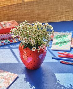 Marie Kondo wouldn't throw a single thing away. New Yorker Loft, Giant Strawberry, Large Flower Vases, Kristina Webb, Koti Diy, Strawberry Decorations, Tanah Liat, Strawberry Fields, Keramik Vase