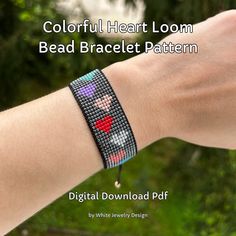 colorful heart loom bead bracelet pattern on hand with text that reads, colorful heart loom bead bracelet pattern