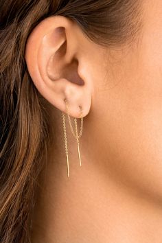 DOUBLE PIERCING EARRINGS: These gold threader earrings for women can be worn in multiple ways: let them dangle freely, wrap around your second piercing, combine with other earrings or simply leave them on their own. 14K GOLD THREADER EARRINGS: These 4.8-inch dangle chain earrings are hypoallergenic, nickel-free and 14k gold dipped (not colored!). They won’t tarnish or turn green like other jewelry pieces. THREADED EARRINGS FOR WOMEN: These long chain earrings for women are a fashion statement th Gold Threader Earrings, La Jewelry, Ear Piercings Chart, Chain Threader Earrings, Double Ear Piercings, String Earrings, Cool Ear Piercings, Threader Earrings Gold, Double Earrings