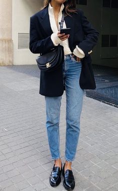 Women Fall Work Outfits 2023, Socks Showing With Jeans Outfit, Classy Everyday Shoes, Fashionable Office Wear, Classic Loafers Women Outfit, Timeless Fashion Women, Blazer Street Style 2023, Blue Blazer Outfits For Women Work, Birkin Mom Outfit