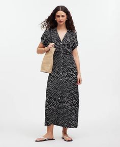 Button-Front Midi Shirtdress in Floral | Madewell Simple Chic Outfits Minimal Classic, Midi Button Down Dress, Sunmer Dresses, Floral Black And White, Knit Tank Dress, Travel Dress, Button Front Dress, How To Wear Scarves, Madewell Dresses