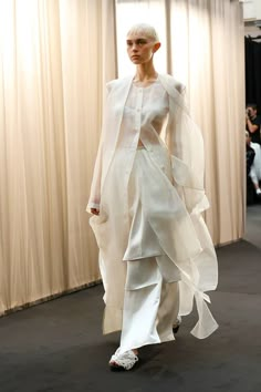 EENK Spring 2024 Ready-to-Wear Fashion Show | Vogue Vogue Runway 2023 2024, Vogue Runway 2024, Futuristic Fashion, Spring Summer 2024, Mode Inspiration, White Fashion, Summer 2024, Traditional Dresses