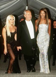 gianni and donatella versace with naomi campbell✨ Natane Boudreau, Donatella Versace 90s, Gianni And Donatella Versace, 90s Runway, Original Supermodels