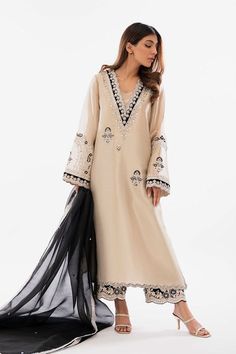 Shyra – Sania Maskatiya International Elegant Pakistani Dresses, Heavy Pakistani Suits, Simple Indian Outfits, Marriage Suits, Kurti Ideas, Kashmiri Suits, Kurtis Pakistani, Latest Pakistani Suits, Western Kurtis