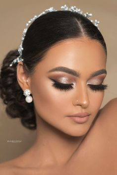 Wedding Makeup Airbrush Brides, Makeup Ideas Silver Dress, Bridal Makeup By Skin Tone Range, Makeup Ideas Natural Silver, Fall Wedding Glam Makeup, Eyeshadow Looks For Concerts, Bride Hairstyles Updo For Round Face, Sparkly Bride Makeup, Natural Makeup Look For Wedding Brides