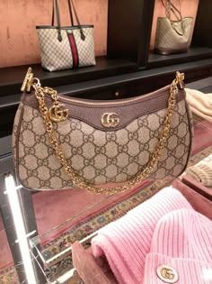 Hand Bags Aesthetic, Y2k Designer Bags, Thrifted Designer Bags, Handbags Y2k, Vintage Gucci Handbags 2000, Y2k Lv Bag, Lux Fashion, Trendy Purses, My Style Bags