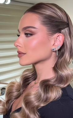 Hair Styles For Long Hair For Wedding Bridesmaid, Guest Wedding Hairstyles Long, Trend Hairstyles 2024, Hairstyle Wedding Guest Medium, Hair Slicked Behind Ears, Hairstyle For Gala, Wedding Guest Hair And Makeup Ideas, Wedding High Ponytail, Easy Night Out Hairstyles