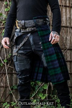 Платье "Outland Half-Kilt" в черном тартане поможет вам принять свою судьбу и обойтись без ограничений. Этот качественный предмет одежды дарит свободу движений, надежно скрывает и предлагает возможность создания уникального стиля. Независимо от трудностей, которые ставит перед вами жизнь, этот килт станет отличным дополнением к вашему наряду и придаст уверенности, чтобы справиться с любыми преградами. Hot Scottish Men, Kilt Outfits, Corset Costumes, Tartan Kilt, Plaid Pleated Skirt, Men In Kilts, Plus Size Fashion For Women, Women Plus Size, Character Outfits