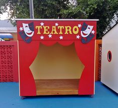 there is a red and yellow box with the word teatro on it