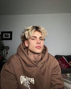 Blonde Hair Color Men, Hair Color Ideas Men, Pinterest Boys, Blond Boy, Men Blonde Hair, Dyed Hair Men, Blonde Tips, Boys Hair