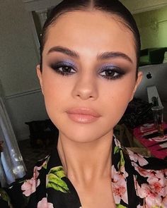 Machiaj Smokey Eyes, Purple Smokey Eye Makeup, Christmas Party Makeup, Selena Gomez Makeup, Purple Smokey Eye, Makeup 2018, Celebrity Makeup Looks, Smink Inspiration, Beauty Make-up