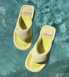 Havana Flip Flops, Chanel Flip Flops, Aesthetic Sandals, Audrey Peters, Sandals Chanel, Pool Sandals, Luxury Lifestyle Women, Runway Shoes, Flip Flops Style