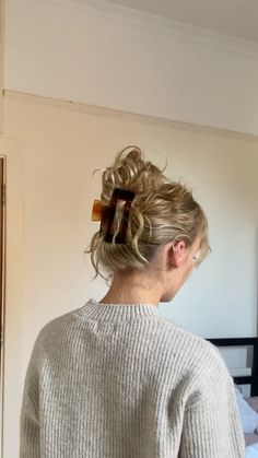 Messy curls in claw clip 🤎 Frazzled english woman messy hair clip blonde curls #frazzledenglishwoman #messyhairdontcare #messyhair #messybun #curlyhair #clawclip #blondehair #fallhair #autumnhair #sweaterweather #messybun Messy Hair Clip, Frazzled English Woman, Curly Hair Up, Messy Curly Hair, Messy Curls, Blonde Curls, Boring Hair, Clip Hairstyles, Cut Her Hair