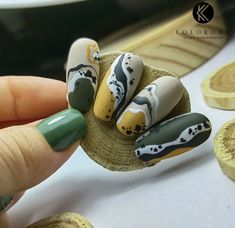 Christmas Abstract Nails, Fast Nail, Finger Nail Art, Nails Christmas, Gel Art, Oval Nails, New Year's Nails, Brown Nails, Autumn Nails