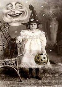 RETRO KIMMER'S BLOG: 1900 VINTAGE HALLOWEEN Vintage Halloween Cards, Vintage Halloween Photos, Photo Halloween, Image Halloween, Halloween Memes, Carte Halloween, Vintage Halloween Costume, Vintage Witch, Halloween Tags