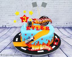 Hot Wheels Cupcakes, Birthday Cake Boys, Hot Wheels Themed Birthday Party, Wheels Cake, Homemade Pizza Rolls, Hot Wheels Cake, Cars Birthday Cake, Hot Wheels Party, Hot Wheels Birthday