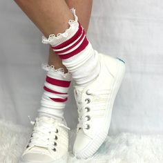 Chaussettes de sport rayées écolière pour femmes - fuchsia Offrez-vous une chaussette de sport rayée nostalgique d'inspiration vintage, qui vous transportera dans une école d'éducation physique à l'ancienne. cours. Cette version revisitée offre un rembourrage supplémentaire pour un confort inégalé. À porter avec des chaussures Ked classiques ou des baskets originales pour un accessoire indispensable pour les férus de mode. chaussettes fabriquées aux États-Unis la chaussette mesure 10 po. du talo Quirky Sneakers, Cheer Socks, Usa Socks, School Socks, Frilly Socks, Scallop Top, Slouch Socks, Sock Outfits, Fun Socks