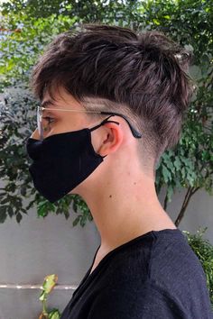 Breathtaking Low Fade Haircut for Women Ideas To Steal The Show ★ Bowl Cut With Low Fade And Shaved Stripes Fade Haircut For Women, Fade Haircut Women, Haircut For Women, Low Fade Haircut, Short Hair Tomboy, Tapered Haircut, Really Short Hair, Low Fade, Tutorial Ideas