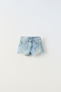 FRAYED DENIM SHORTS Five-pocket Shorts For Spring, Spring Shorts With Five Pockets, Cotton Shorts With Five Pockets, Five-pocket Summer Shorts, Trendy Shorts With Five Pockets, Cutoff Jean Shorts With Pockets, Light Wash Cutoff Shorts With Pockets, Denim Shorts With Five Pockets, Trendy Jean Shorts With Five Pockets