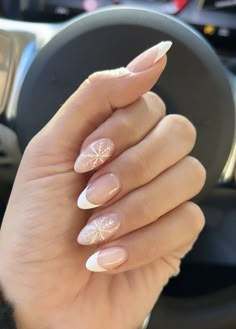 Simple Nails Xmas, Xmas Nails Acrylic Simple, Short Oval Nails Designs Christmas, Winter Nail Inspo 2022 Almond, January Nail Designs Almond Shape, Christmas Nails Aesthetic Almond, Simply Christmas Nail Designs, Cute Winter Nails Almond, Almond Nail Christmas