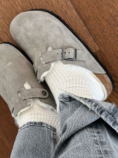 Green Birkenstock, Uggs Boots, Trendy Shoes Sneakers, Summer Beach Vacation, Shoe Wishlist, Hype Shoes, Birkenstock Sandals, Aesthetic Shoes, Shoe Inspo