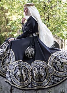 French Medieval Fashion, 1100s Fashion, Medival Outfits Woman, Historical Dresses Medieval, Medieval Nun, Medival Outfits Women, 12th Century Clothing, Medieval Fantasy Clothing, Byzantine Fashion