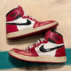 Up for sale is a wearable pair of 1985 Air jordan chicagos. Size 9.5, left collar is completely plush, right collar is crumbling in spots. Rubber on soles is still in very good condition. Not hardened at all. Original insoles aswell.  Message for questions about this item, I respond quickly. Vintage Basketball Shoes With Rubber Sole For Streetwear, Vintage Leather Basketball Shoes For Streetwear, Vintage Leather Basketball Shoes For Sports, Vintage Leather Basketball Shoes, Vintage White Basketball Shoes, Vintage Low-top Basketball Shoes, Vintage High-top Basketball Shoes With Rubber Sole, Vintage Mid-top Basketball Shoes For Streetwear, Vintage Lace-up Basketball Shoes With Gum Sole