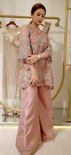 Jeans Casual Outfit, Casual Outfit Summer, Designer Dresses Elegant, Shadi Dresses, Outfit Autumn, Bridal Dresses Pakistan, Womens Trendy Dresses, Outfit Halloween, Pakistani Fancy Dresses