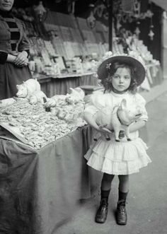 Enfant, Porte Maillot, Paris, 1910 Children's Dresses, Nice Photos, Old Paris, Antique Pictures, Paris Vintage, Vintage Woman, Children Toys, Paris Photo