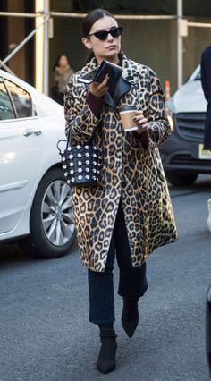 Leopard Coat Street Style, Print Coat Outfit, Leopard Outfit Ideas, Leopard Clothes, Mantel Outfit, Printed Denim Jeans, Leopard Print Outfits, Leopard Outfits, Coat Street Style