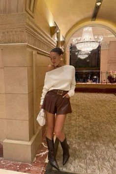 Leather Shorts Winter Outfit, Fall Dinner Date Outfit, Fall Dinner Outfit, Chica Chola, Dinner Outfit Casual, Dinner Date Outfits, Outfit Dinner, Latina Outfits