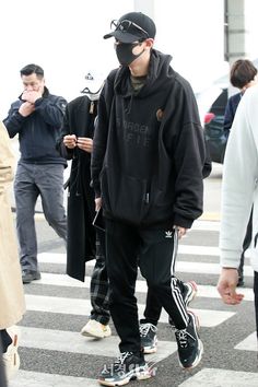 Hoodie Outfit Men Streetwear, Black Hoodie Outfit, Hoodie Outfit Men, Dad Fashion, Kim Jongdae, Future Outfit, Incheon Airport, Japanese Streetwear