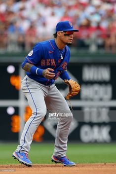 the new york mets player in action during a baseball game