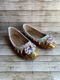 ALL SCREAM FOR ICE CREAM 🍦 🍦 Size 4 Big kids shoes. Dream Pairs Flats. Handcrafted Dream Pairs vanilla ice cream shoes with rainbow sprinkles and lollipops. These flats are waterproof, sealed with high gloss sealer. Obviously you want to take extra care of these wonderful sweet shoes, a lot of hours went in to ensure their sweetness. If anything gets on your shoes, a slightly warm damp cloth should do the trick. No jumping in puddles with these bad boys, just to be safe :) These are non refund Kidcore Clothing, Ice Cream Shoes, Big Kids Shoes, Cream Flats, Lavender Necklace, Ice Cream Sprinkles, Medicine Pouch, Girls Flats, Funky Shoes