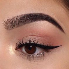 Eyeliner Trends, Natural Summer Makeup, White Eyeshadow, Brunette Makeup, Eyelashes Mascara, Eyelash Sets, Trendy Makeup, Eyeliner Looks