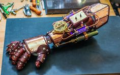 Powered Gauntlet by Jorge Soto of Crafted Steampunk. Team Fortress 2 Medic, Steampunk Stuff, Steampunk Ideas, Steampunk Goggles, Fantasy Stuff, Steampunk Cosplay, Antique Tools, Steampunk Design, Cosplay Props