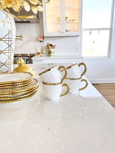 Gold Twisted Rope Coffee Mug (Set of 4) - HTS HOME DECOR Glam Coffee Bar, Ikea Tv Console, Ikea Console Table, Luxury Kitchenware, Glam Kitchen, Diy Console Table, Tv Console Table, Dinner Plate Set, Coffee Mug Set