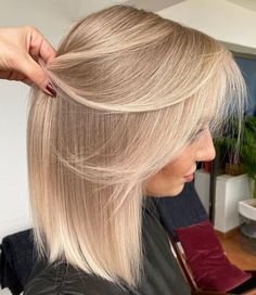 Beige Blonde Hair, Medium Haircuts, Hair Adviser, Medium Length Hairstyles, Blonde Hair Shades, Blonde Hair Looks, Medium Hairstyles, Brown Blonde