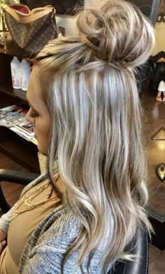 Edgy Blonde Hair Color, Blonde Hair Color Ideas For Summer 2024, Spring Blonde Hair 2024, Blonde Hair With Dark Underneath, Fall Hair Blonde, Balayage Lowlights, Hair Blonde Balayage, Heatless Hair Curling, Toddler Snack