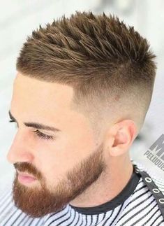 Fade side with shape beard Cowlick Hairstyles, Haircut And Beard, Temp Fade Haircut, Mens Medium Length Hairstyles, Undercut Fade, Summer Haircuts, Stylish Haircuts, Corte De Cabelo Masculino