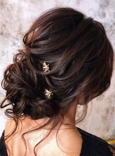 44 Romantic Messy updo hairstyles for medium length to long hair - messy updo hairstyle for elegant look, hairstyle ideas , updo, wedding updo hairstyle ,textured updo Messy Updo Hairstyles, Weddinghair Updo, Messy Wedding, Crown Updo, Braid Crown, Loose Wedding Hair, Updo Bridal, Hairstyles For Gowns, Messy Hair Updo