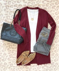 Today’s #flatlay outfit of the day is this cardigan outfit from my Fall capsule wardrobe: burgundy cardigan, white tee, gray jeans and… Flatlay Outfit, French Minimalist, Pijamas Women, Minimalist Outfits, Minimalist Winter, Classy Yet Trendy, Burgundy Cardigan, Plus Size Fall Fashion