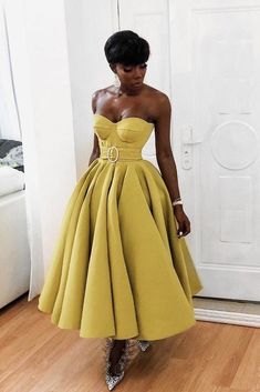 Yellow Satin Prom Dress, Yellow Evening Dress, Prom Dress Yellow, Strapless Homecoming Dresses, Tea Length Prom Dress, Yellow Evening Dresses, Prom Dresses Yellow, Chique Outfits, Elegante Casual