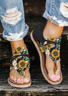 Boots With Sunflowers, Summer 2023 Beach, Western Sandals, Sunflower Clothing, Sunflower Boots, Barney Birthday, Winter Skirt Fashion, Sunflower Stuff, Sunflower Accessories